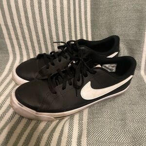 Nike Black and White‎ Low Tops Size 7Y